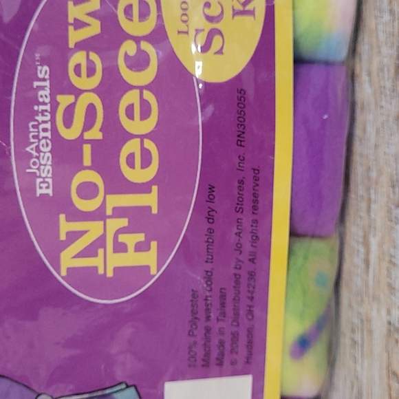 No sew Fleece Scarf Kit - Picture 4 of 4